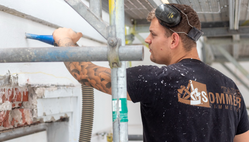 Einblasdaemmung-durch-zimmerei-sommer-tade-sommer